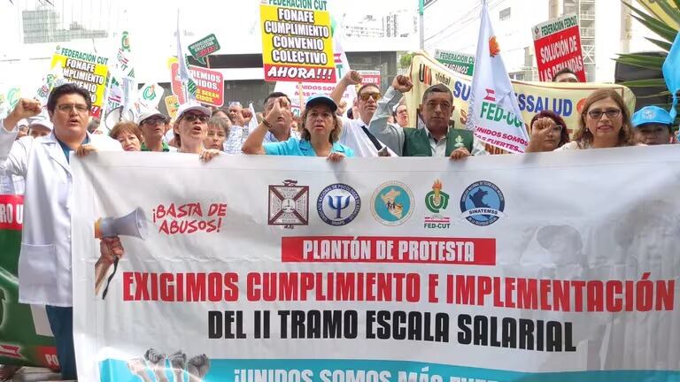 Personal médico y administrativo del Seguro Social de Salud (EsSalud).