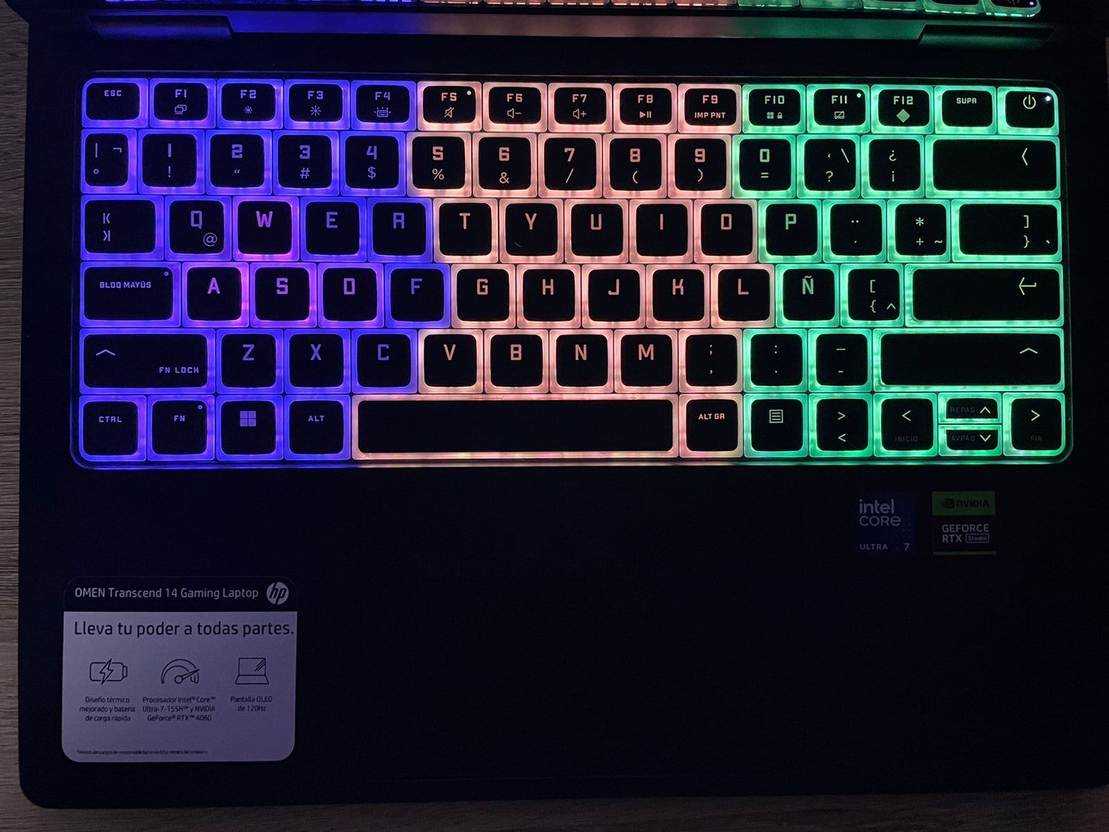 El teclado iluminado de la HP Omen Transcend 14 delata su naturaleza como una laptop 'gamer'.