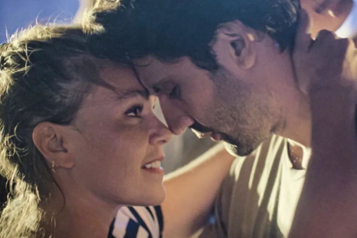 Melisa y Firat disfrutando de su amor en "Un lugar seguro" (Foto: Netflix)