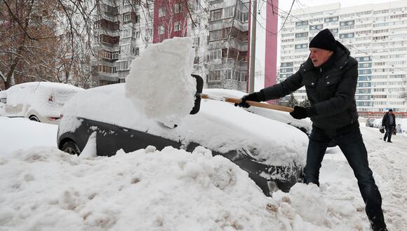 Un hombre palea nieve después de una Nevada en Moscú, Rusia, 04 de diciembre de 2023. EFE/EPA/YURI KOCHETKOV