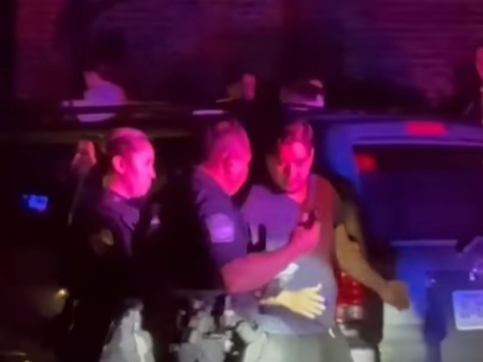 El momento en que Gerson Funez fue detenido por los agentes de ICE en Washington D.C. (Crédito: Univision Washington D.C. / YouTube)