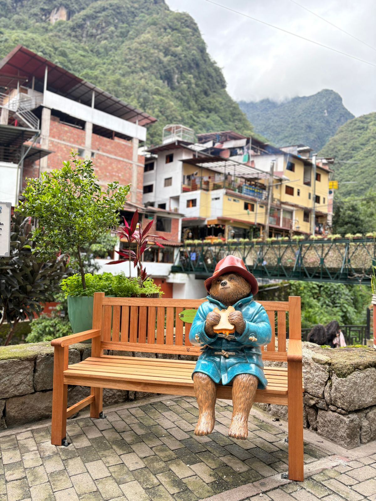 La nueva estatua de Paddington en Machu Picchu Pueblo se encuentra ubicada en la Alameda de los Artesanos, y fue develada a propósito del estreno de la tercera cinta del tierno osito peruano. (Foto: El Comercio)