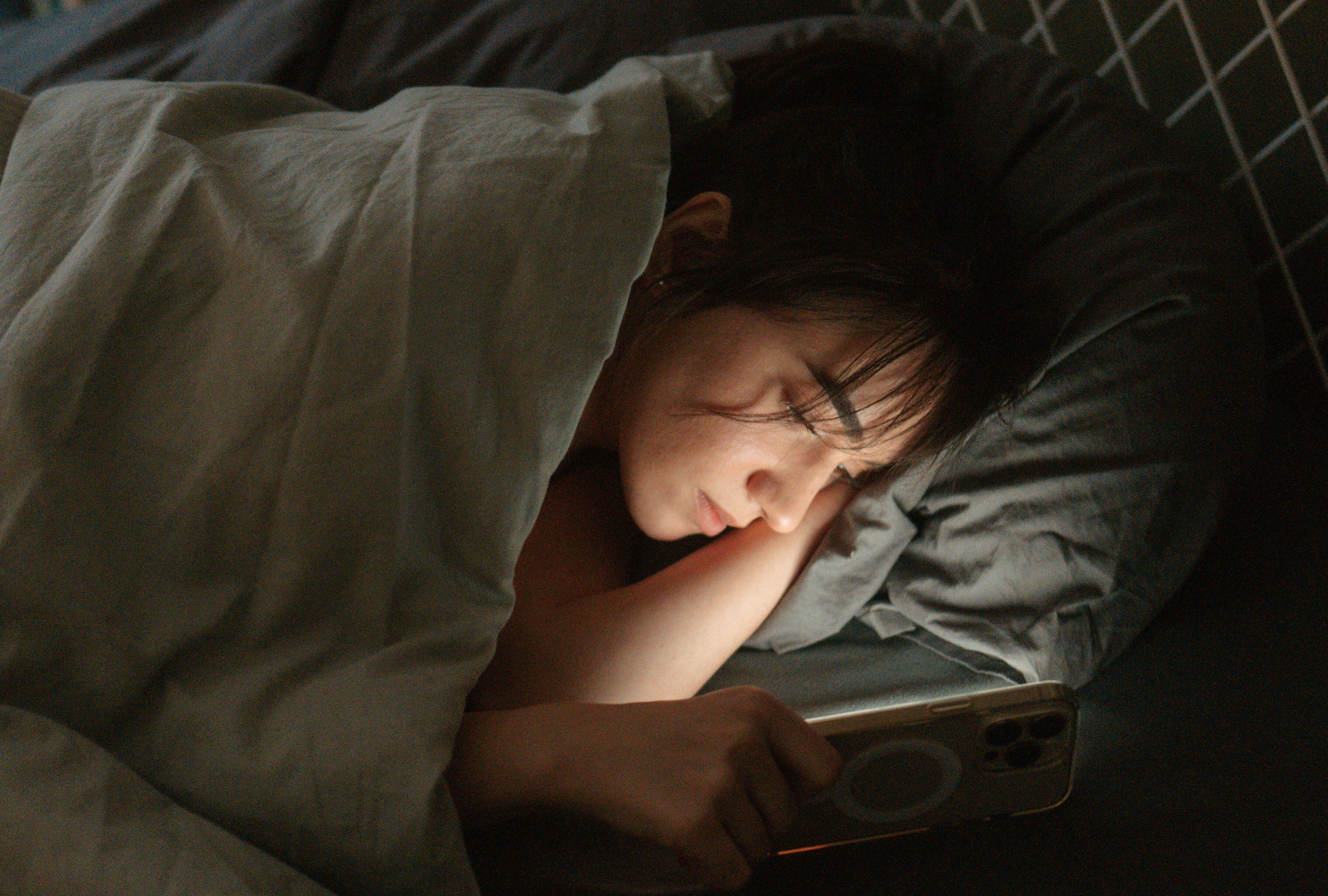 Pantallas en la cama: la razón de tus problemas para dormir. (Foto: AleksandarNakic/iStock)