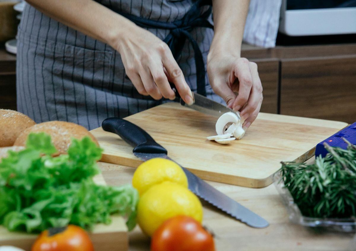 TRUCOS CASEROS | La mejor forma de cuidar tu tabla de madera es teniendo una para verduras y frutas y otra solo para carnes. Así evitas la contaminación cruzada. (Foto: Katerina Holmes / Pexels)