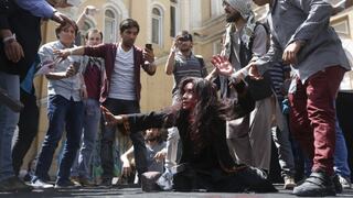 Afganistán: Recrean brutal linchamiento a mujer como protesta