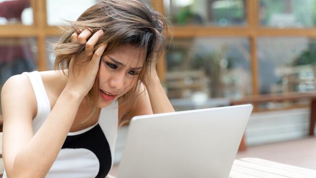 Olvidó una tarjeta dentro de su laptop y terminó provocando un desastre inesperado: “estoy tan confundida”