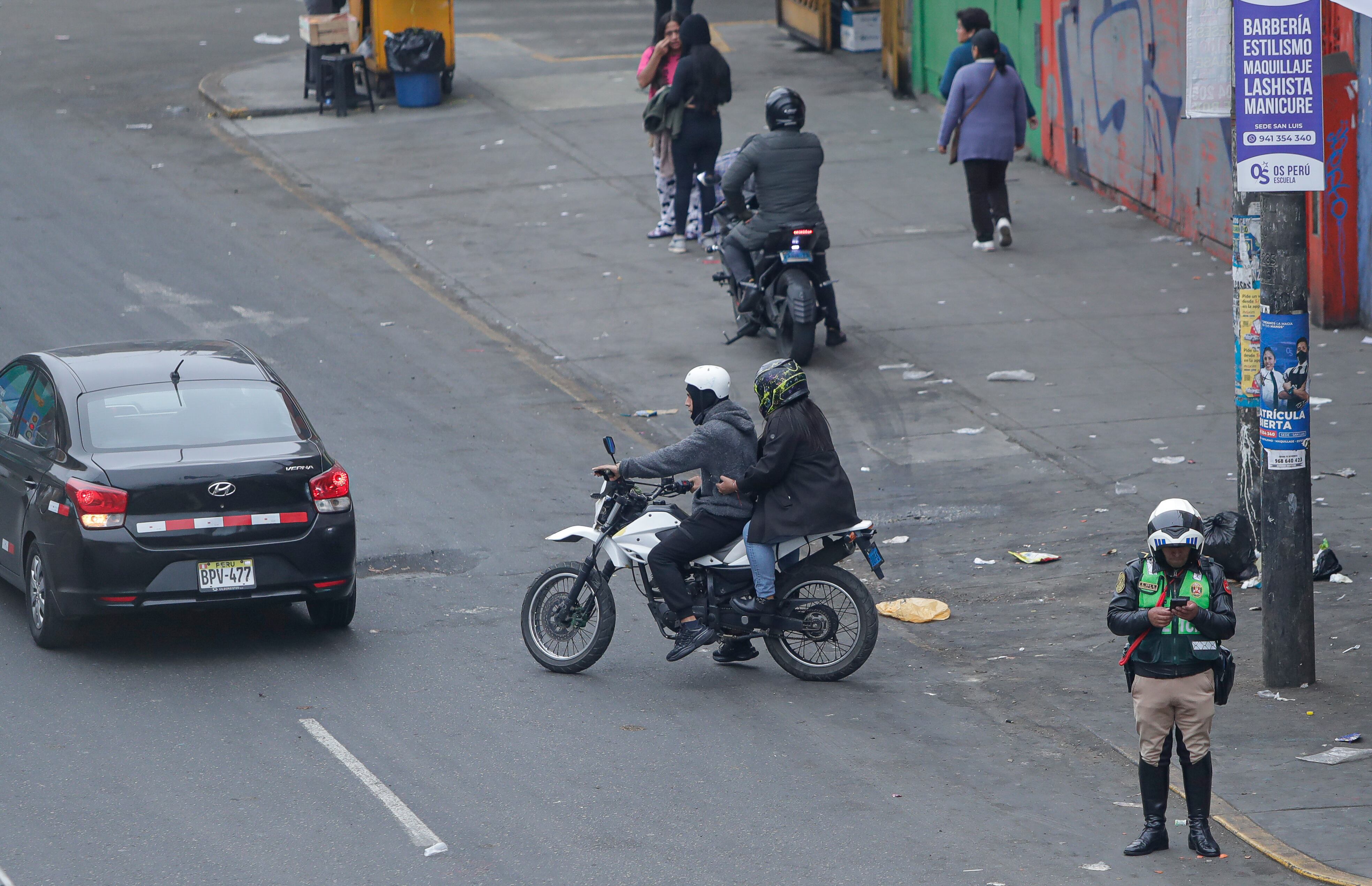 Paradero ilegal de motos que hacen taxi en el cruce de Av. Arriola y 25 de diciembre. Foto: Hugo Pérez.