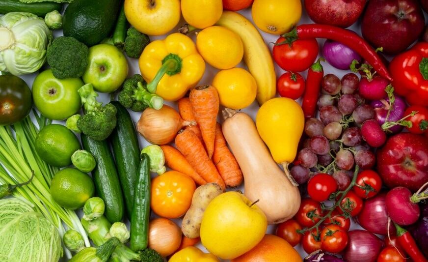 Los profesionales coinciden en la importancia de una dieta balanceada para mejorar la salud intestinal. (Foto referencial: Freepik)