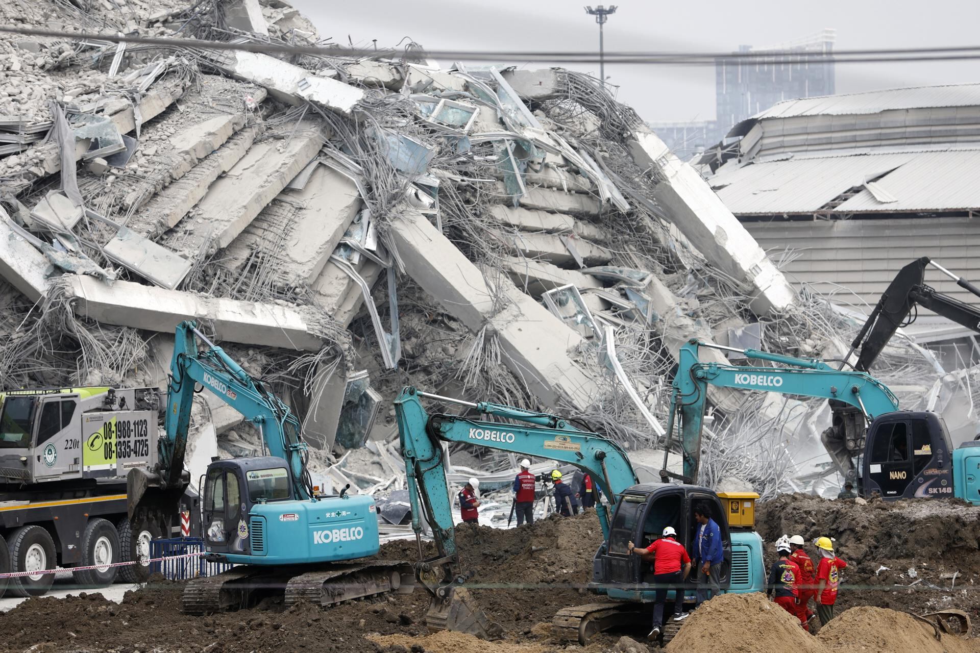 Equipos de rescate realizan una operación de búsqueda de supervivientes en el lugar del derrumbe de un edificio tras un terremoto en Bangkok, Tailandia, el 29 de marzo de 2025. EFE/EPA/RUNGROJ YONGRIT