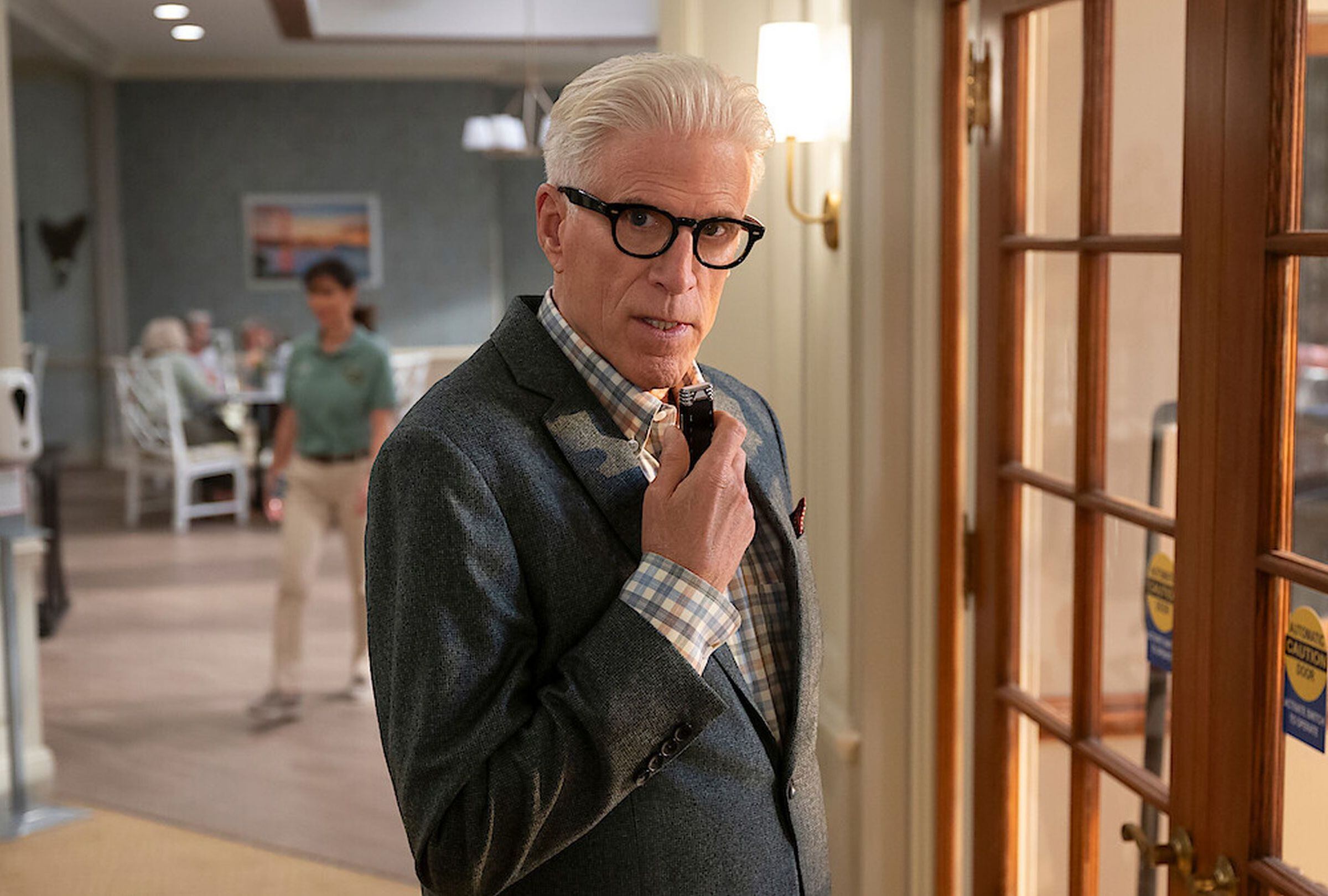 Charles (Ted Danson) reporta a Julie todo lo que sucede en la residencia de ancianos en la serie "Un hombre infiltrado" (Foto: Netflix)
