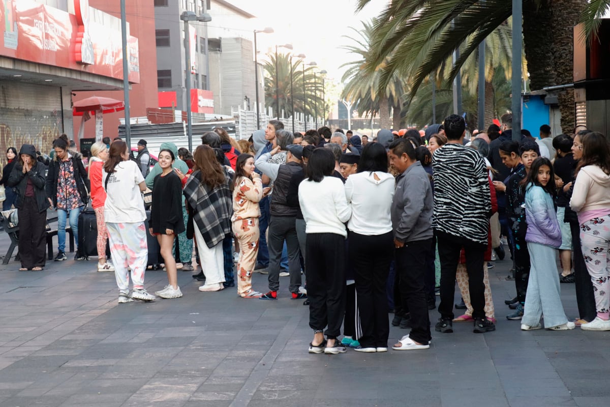 Personas salen a la calle tras un sismo este viernes, en Ciudad de México (México). Un sismo de magnitud 6,5 en la escala Richter se registró en México a las 7.58 hora local (13.58 GMT), según informó el Servicio Sismológico Nacional. EFE/ Madla Hartz