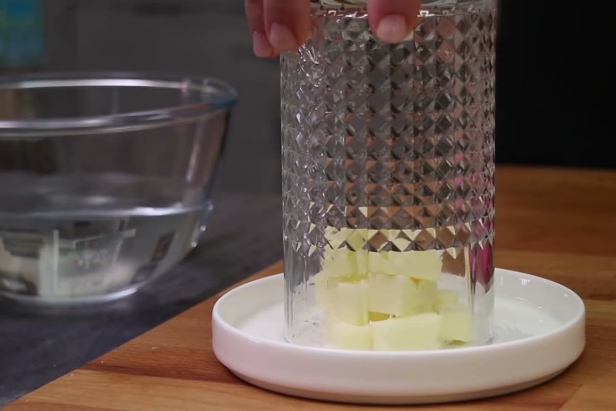 Debes calentar un vaso con agua caliente en el microondas para ablandar la mantequilla. (Foto: YouTube/Las Recetas de MJ).