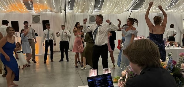 Se puso a trabajar durante la recepción de su boda y recibió críticas por su accionar