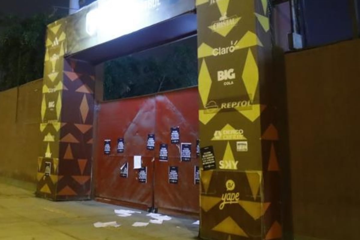 Cerca de 15 afiches fueron colocados en uno de los portones de la sede de la FPF, en San Luis. (Foto: @photo.gec)