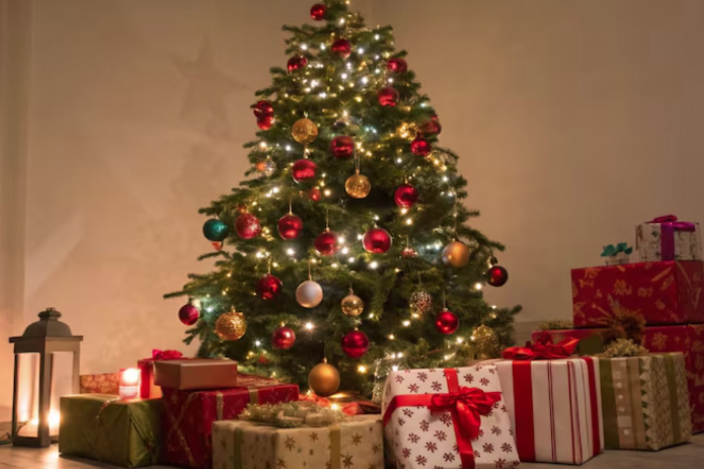 Además de las creencias, la seguridad también es un factor importante, especialmente en el caso de los árboles naturales. (Foto: Freepik)