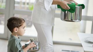 Cinco formas divertidas para que tus hijos te ayuden a cocinar