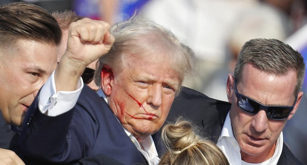 El expresidente de Estados Unidos Donald Trump es sacado del escenario por el Servicio Secreto tras un tiroteo durante un mitin en Butler, Pensilvania. (EFE/EPA/DAVID MAXWELL).