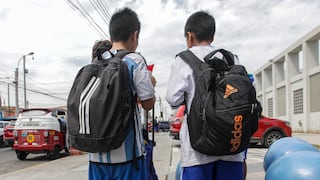 Mochilas escolares casi duplican el peso recomendado: 200 niños al mes sufren graves efectos | INFORME