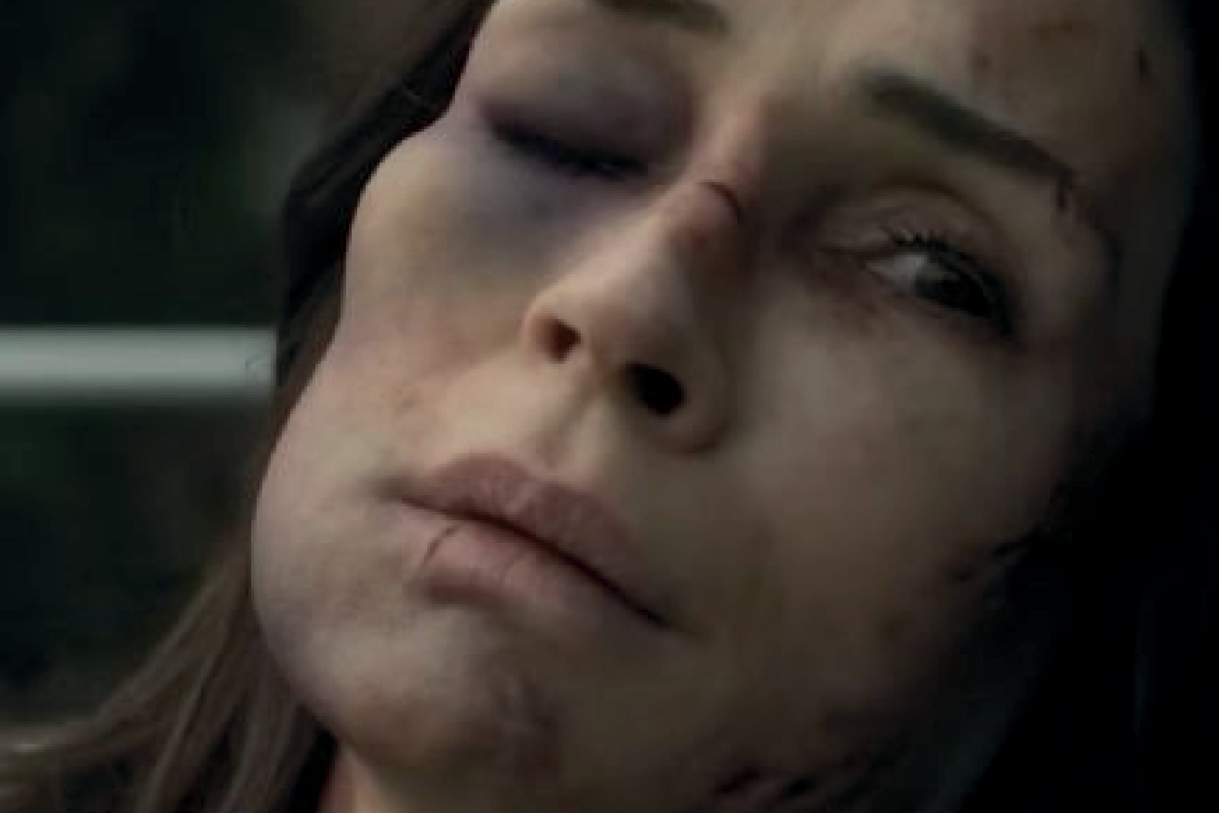 Katherine (Famke Janssen) tras sufrir el accidente en la película "Encierro" (Foto: Netflix)