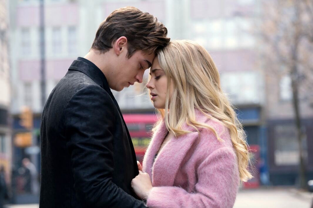 Josephine Langford como Tessa Young y Hero Fiennes Tiffin como Hardin Scott (Foto: Voltage Pictures)