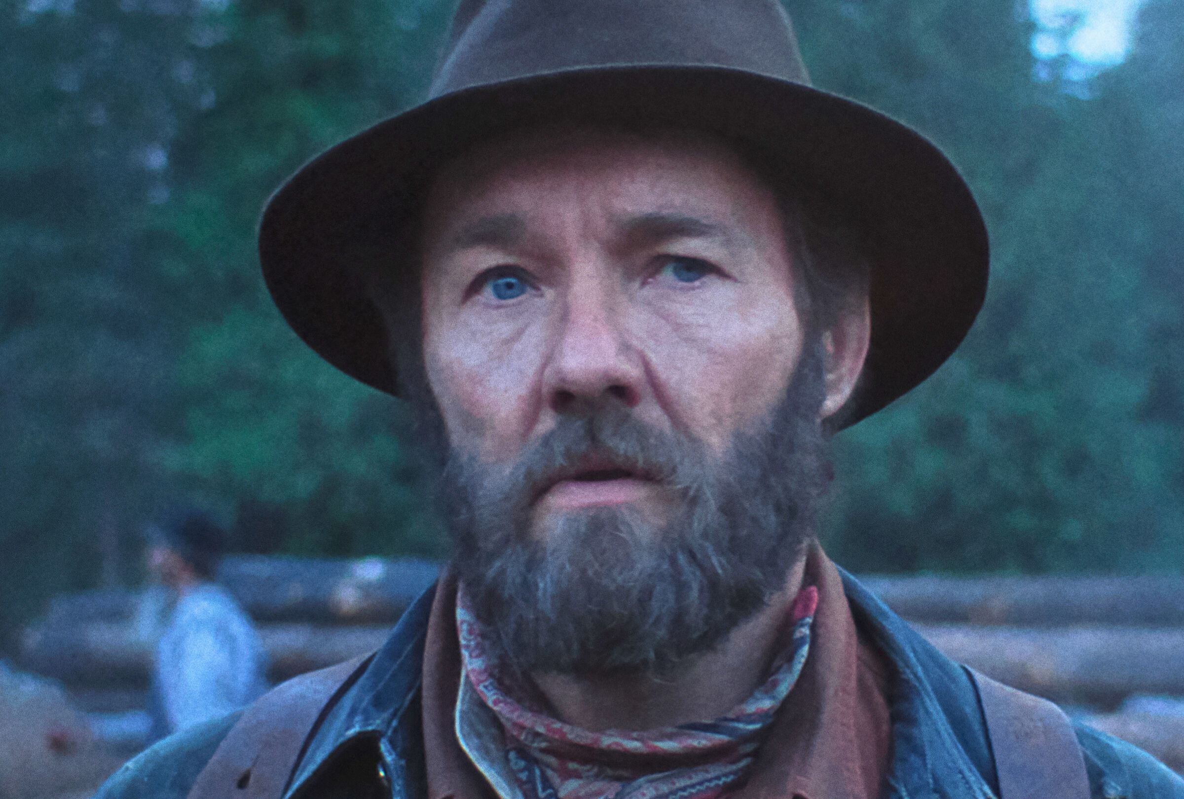 El actor australiano Joel Edgerton asume el rol protagonista de Robert Grainier en la película "Sueños de trenes", la cual explora géneros como el drama y el romance a lo largo de su trama (Foto: Netflix)
