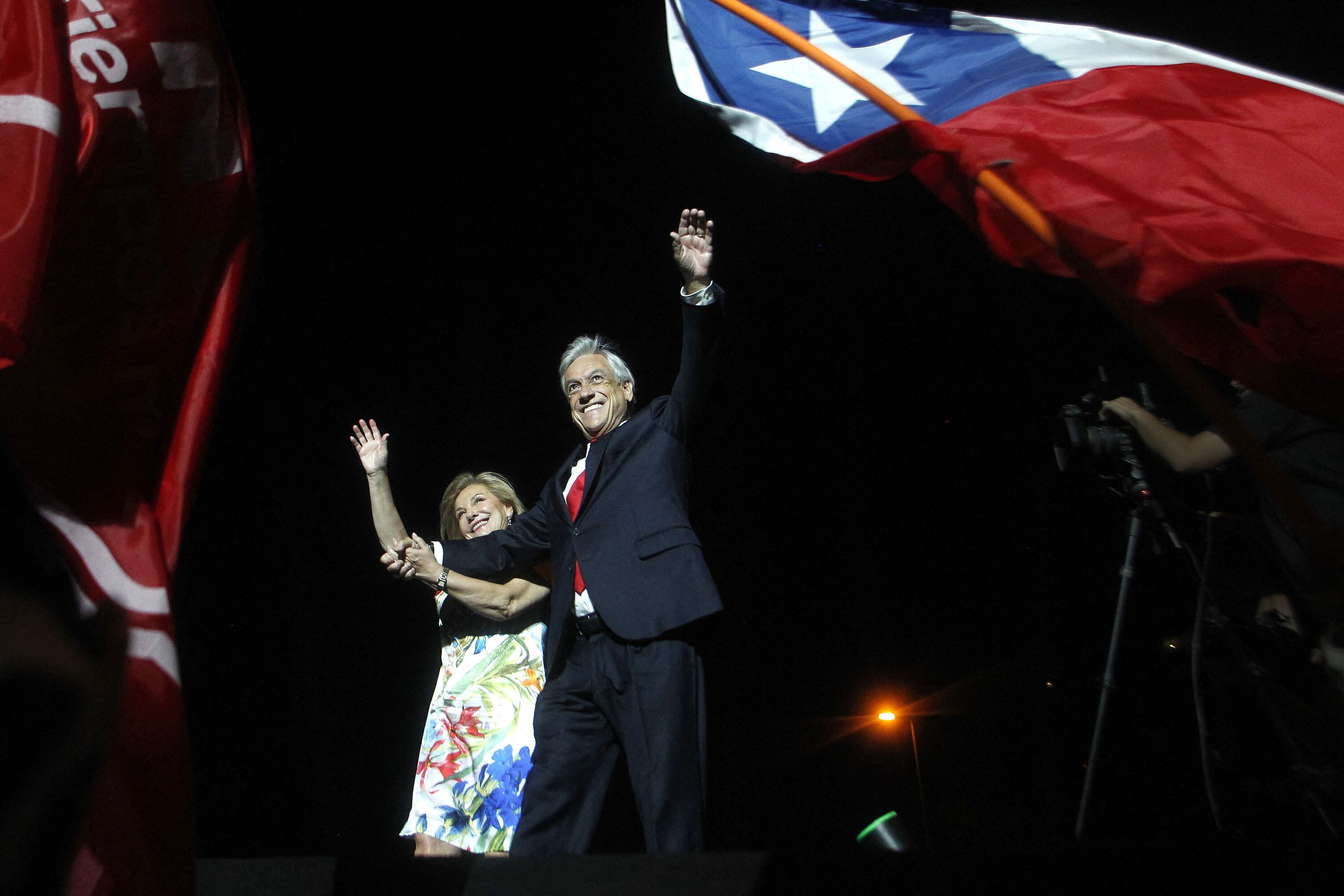 Sebastián Piñera y su esposa Cecilia Morel celebran su victoria con familiares y simpatizantes después de la segunda vuelta de las elecciones el 17 de diciembre de 2017. (Foto de CLAUDIO REYES/AFP).