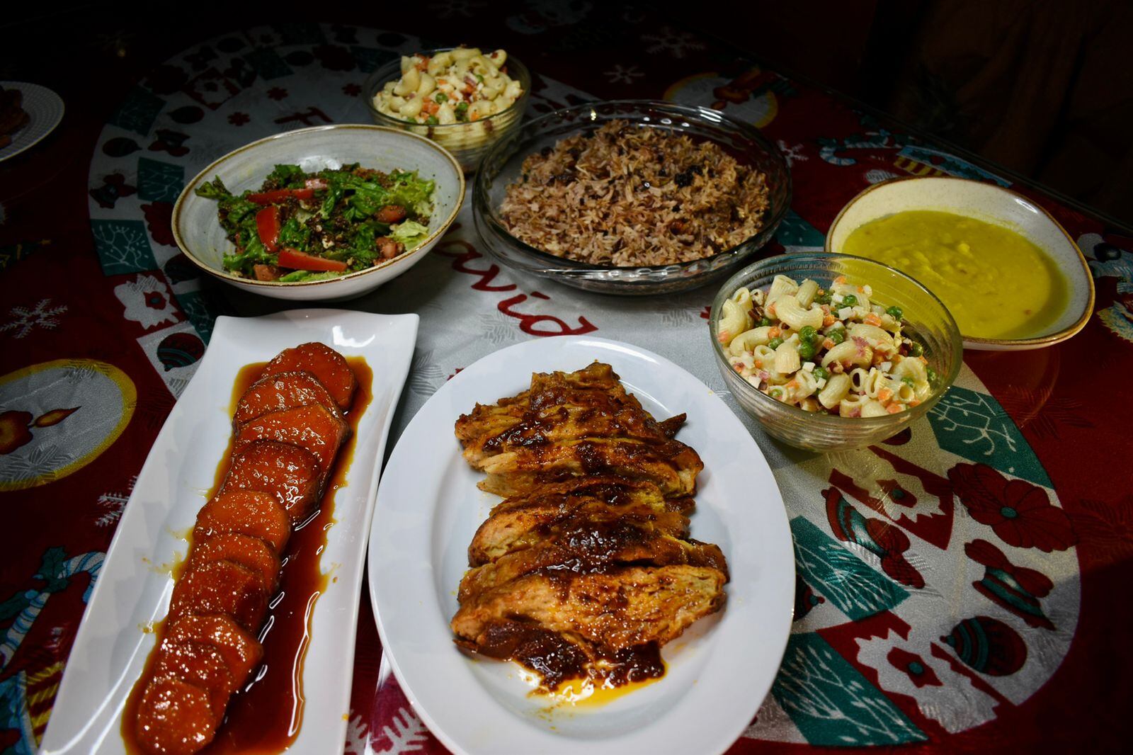 “La nochebuena y el día de navidad son sinónimo de pasar tiempo en familia, de relajarse y de disfrutar de la festividad con nuestros seres queridos. Contar las calorías en una noche especial podría resultar estresante y agotador no solamente porque habría que contabilizar todos los ingredientes y sus cantidades utilizados en cada una de las preparaciones, sino que el tiempo que demoraríamos en pesar los alimentos es el tiempo que dejamos de compartir con las personas que queremos”, explica la nutricionista Jimena Jara. (Foto: Gastronomía vegana)
