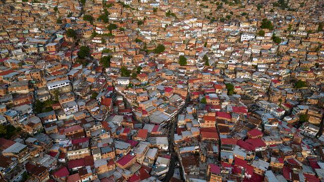Vista aérea del barrio de Petare, en Caracas, tomada el 3 de septiembre de 2023. Conocido durante años como uno de los países más peligrosos del mundo, Venezuela ha experimentado una caída significativa en los homicidios. (Foto de Federico PARRA/AFP).