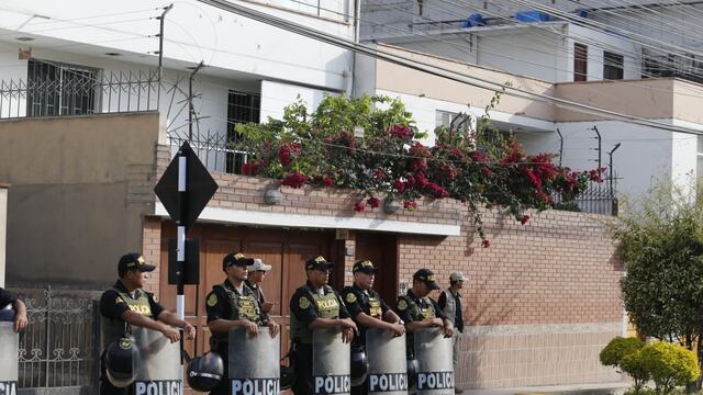 Refuerzan seguridad en los exteriores de la casa de Dina Boluarte en Surquillo y restringen acceso