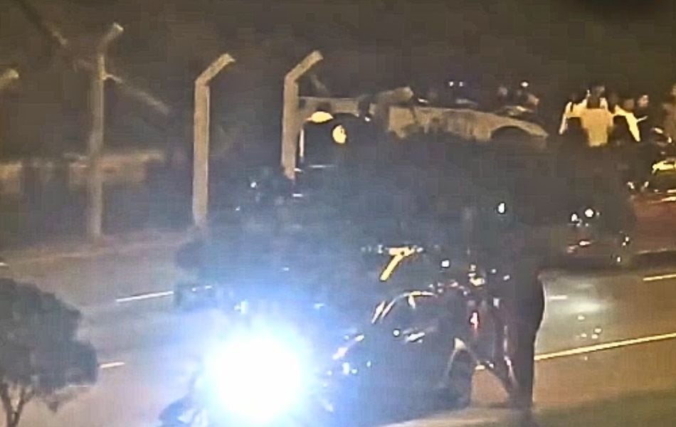 Cinco personas resultaron heridas tras la volcadura de una camioneta en la Costa Verde, a la altura de la playa Punta Roquitas, en Miraflores. (Foto: Captura de video / Latina)