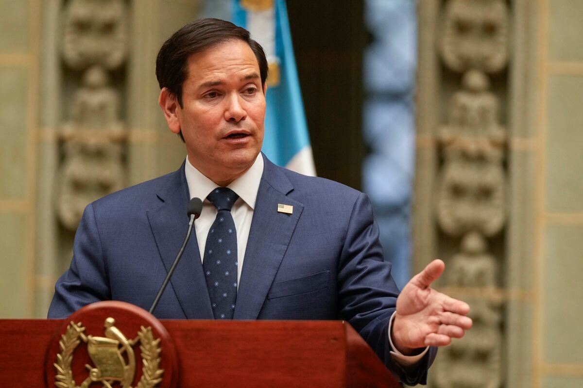 El secretario de Estado de Estados Unidos, Marco Rubio, habla con los medios durante una conferencia de prensa en el Palacio de la Cultura, en Ciudad de Guatemala, el 5 de febrero de 2025. (Foto de Mark Schiefelbein / POOL / AFP)