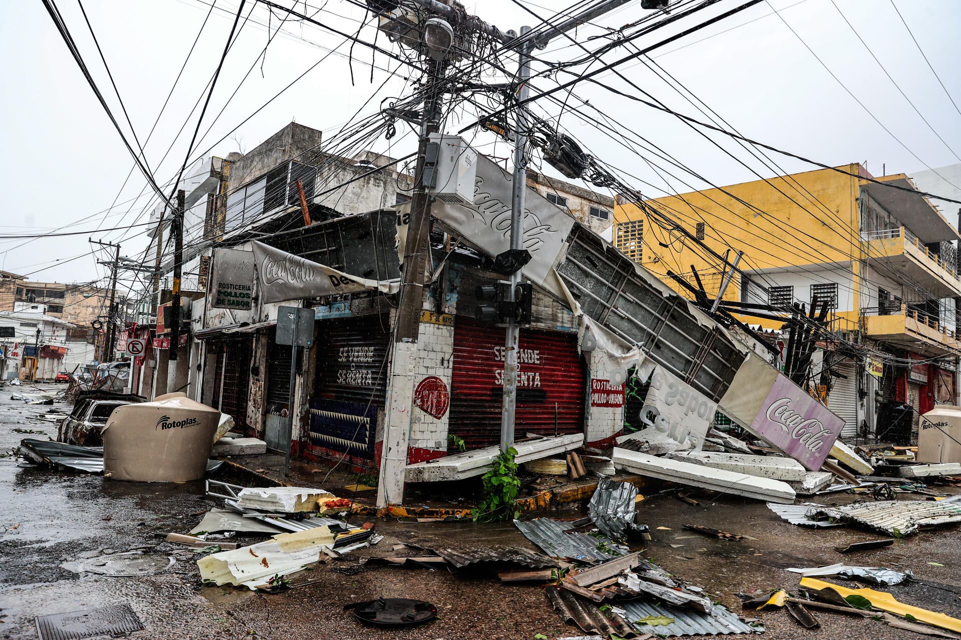 Edificaciones afectadas por el paso del huracán Otis en el balneario de Acapulco, en el estado de Guerrero, México. (EFE/ David Guzmán).