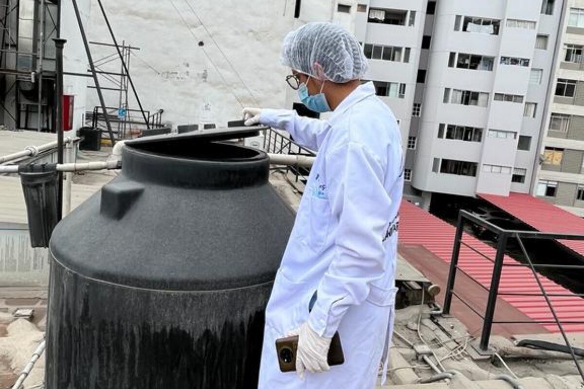 El personal realizó una exhaustiva inspección sanitaria en tanques elevados y cisternas. (Foto: Difusión)