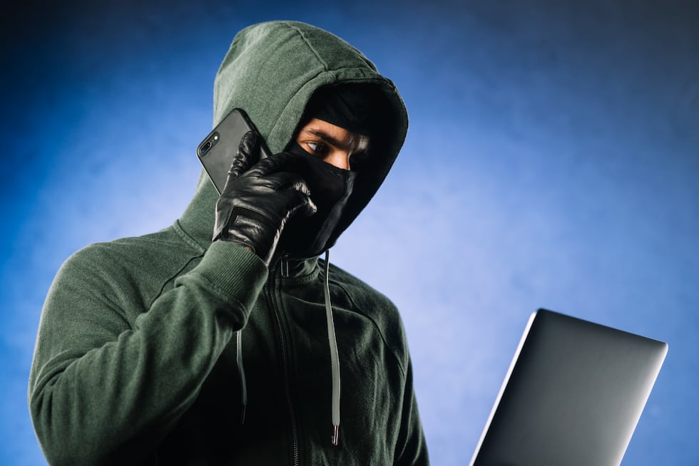 El ciberdelincuente se suele esconder en el anonimato y extorsionar a su víctima por la información robada. (Foto: freepik.es)