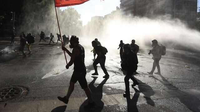 Decenas de manifestantes en Chile desafían silencio electoral del plebiscito | FOTOS