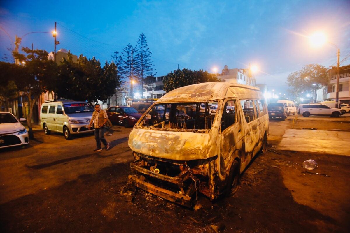 Queman combi en el Callao y apuntan a un posible ataque por cobro de cupos extorsivos. (Foto: GEC)