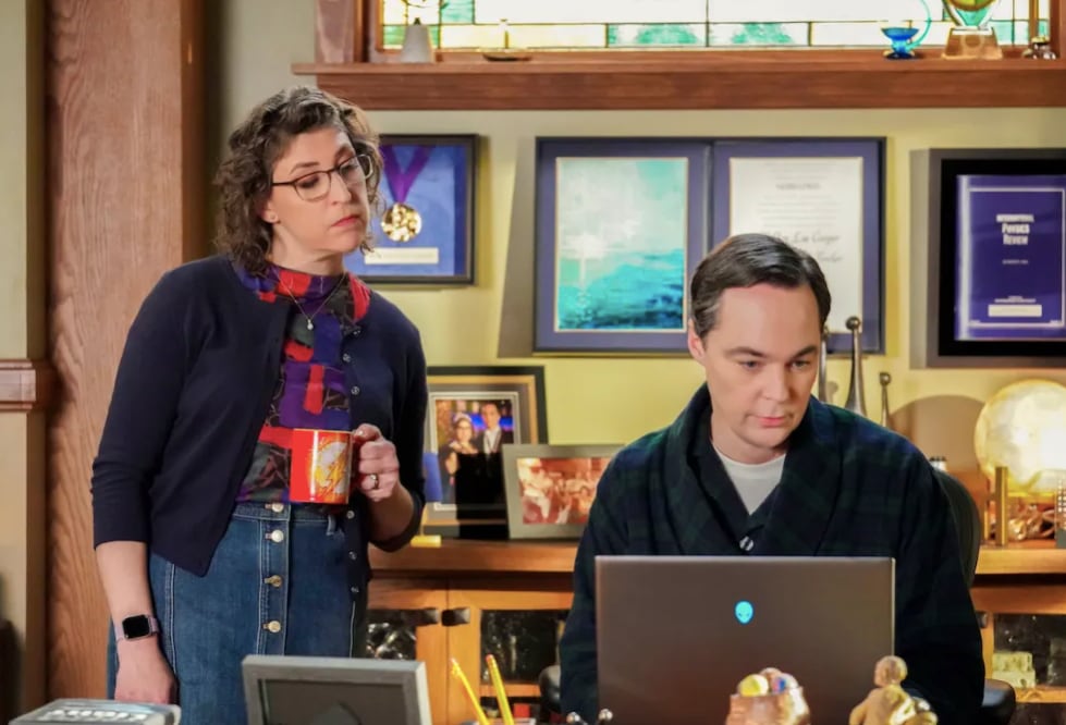 Mayim Bialik y Jim Parsons regresan como Amy y Sheldon al final de la séptima temporada de "Young Sheldon" (Foto: CBS)