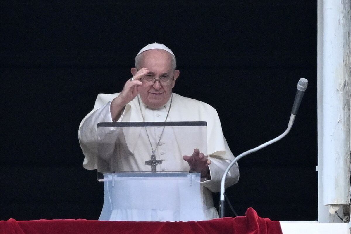 El papa Francisco saluda a la multitud desde la ventana del palacio apostólico con vista a la plaza de San Pedro durante la oración semanal del Ángelus el 27 de agosto de 2023 en el Vaticano. (Foto de Tiziana FABI / AFP)