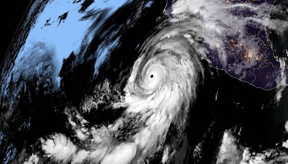 La Administración Nacional Oceánica y Atmosférica (NOAA) muestra al huracán Hilary frente a la costa de México el 18 de agosto de 2023. (Foto: NOAA/RAMMB / AFP)