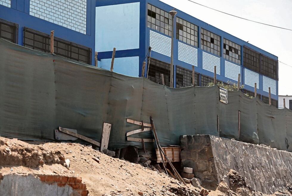 Según cifras del Minedu, casi uno de cada dos locales educativos que hay en el país presentan riesgo en su infraestructura. Solo el 47% de los servicios higiénicos que funcionan al interior están en buen estado. (Foto: César Campos GEC / Referencial)