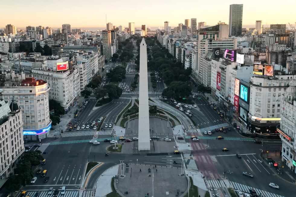 La avenida 9 de julio y el obelisco este jueves en Buenos Aires. Uno de los destinos para viajes de fin de año. (EFE/Juan Ignacio Roncoroni).