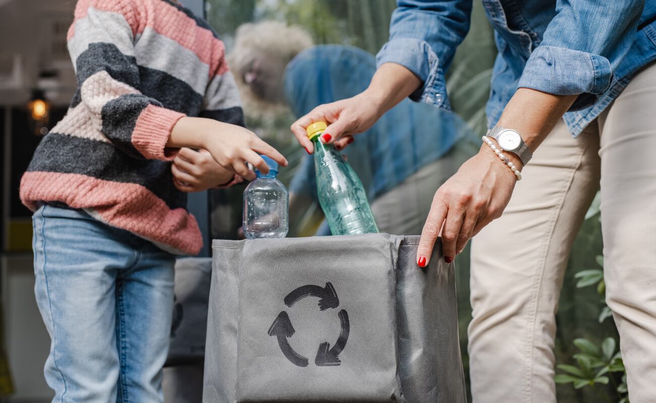 Clasificar correctamente los residuos reciclables en casa, como papel, cartón, plástico, vidrio, metal y Tetra Pak es fundamental para asegurar que puedan ser gestionados adecuadamente.
