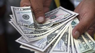 El dólar operó al alza tras difusión de minutas de la FED