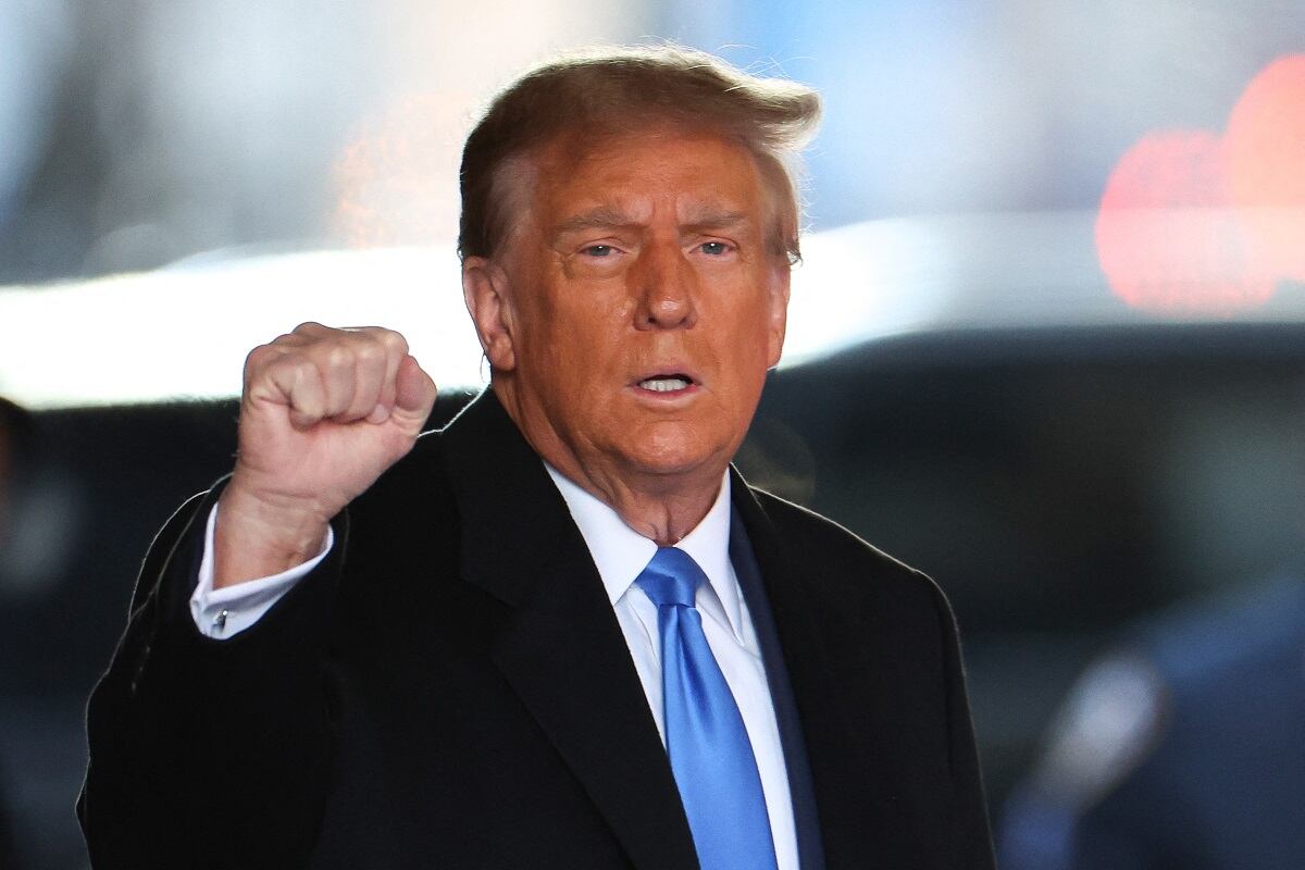 El expresidente estadounidense Donald Trump abandona la Trump Tower rumbo al tribunal federal de Manhattan para el segundo juicio por difamación en su contra, en la ciudad de Nueva York el 22 de enero de 2024. (Foto de Charly TRIBALLEAU / AFP)