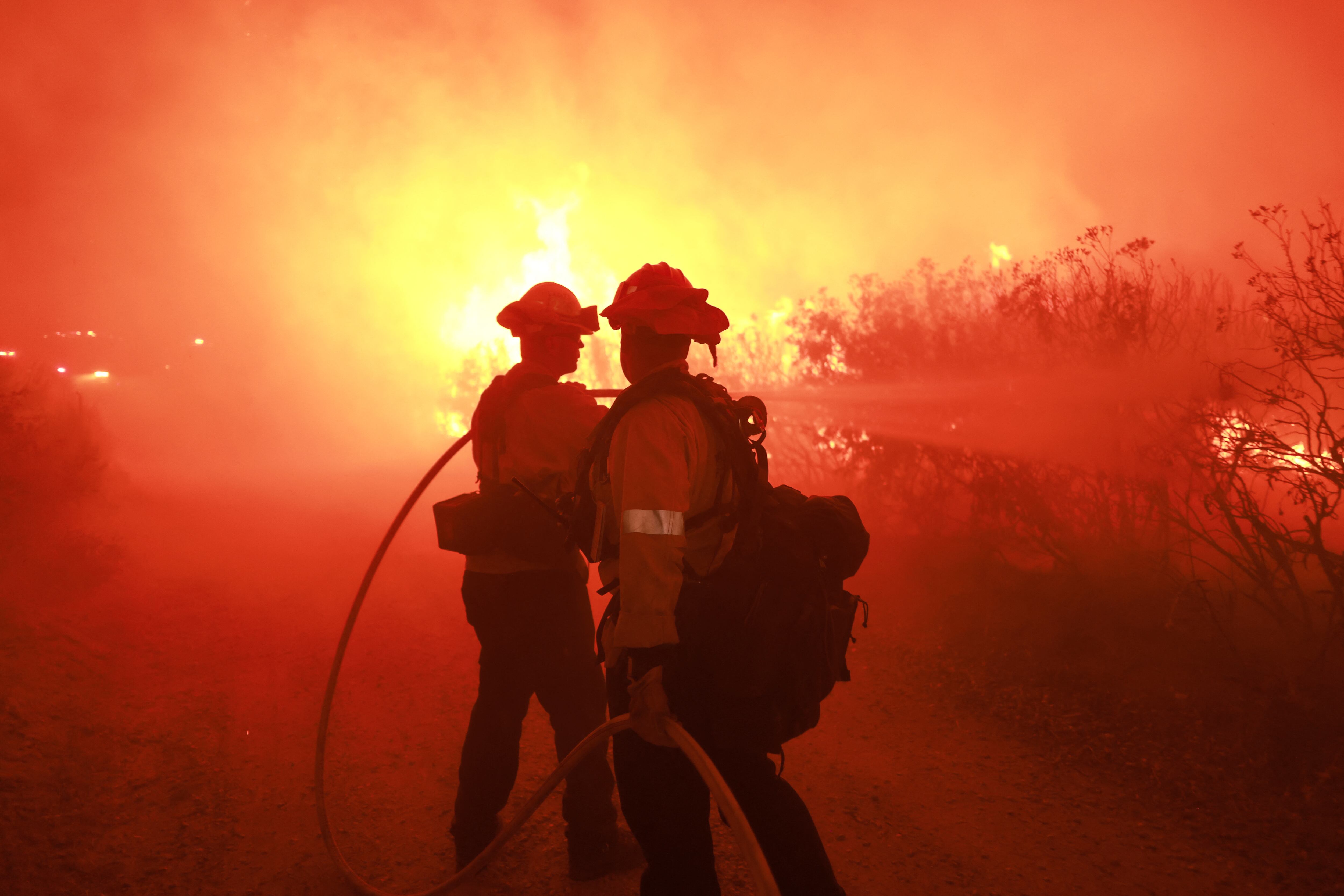 Bomberos luchan para contener un incendio forestal en California. (Foto: DAVID SWANSON / AFP)