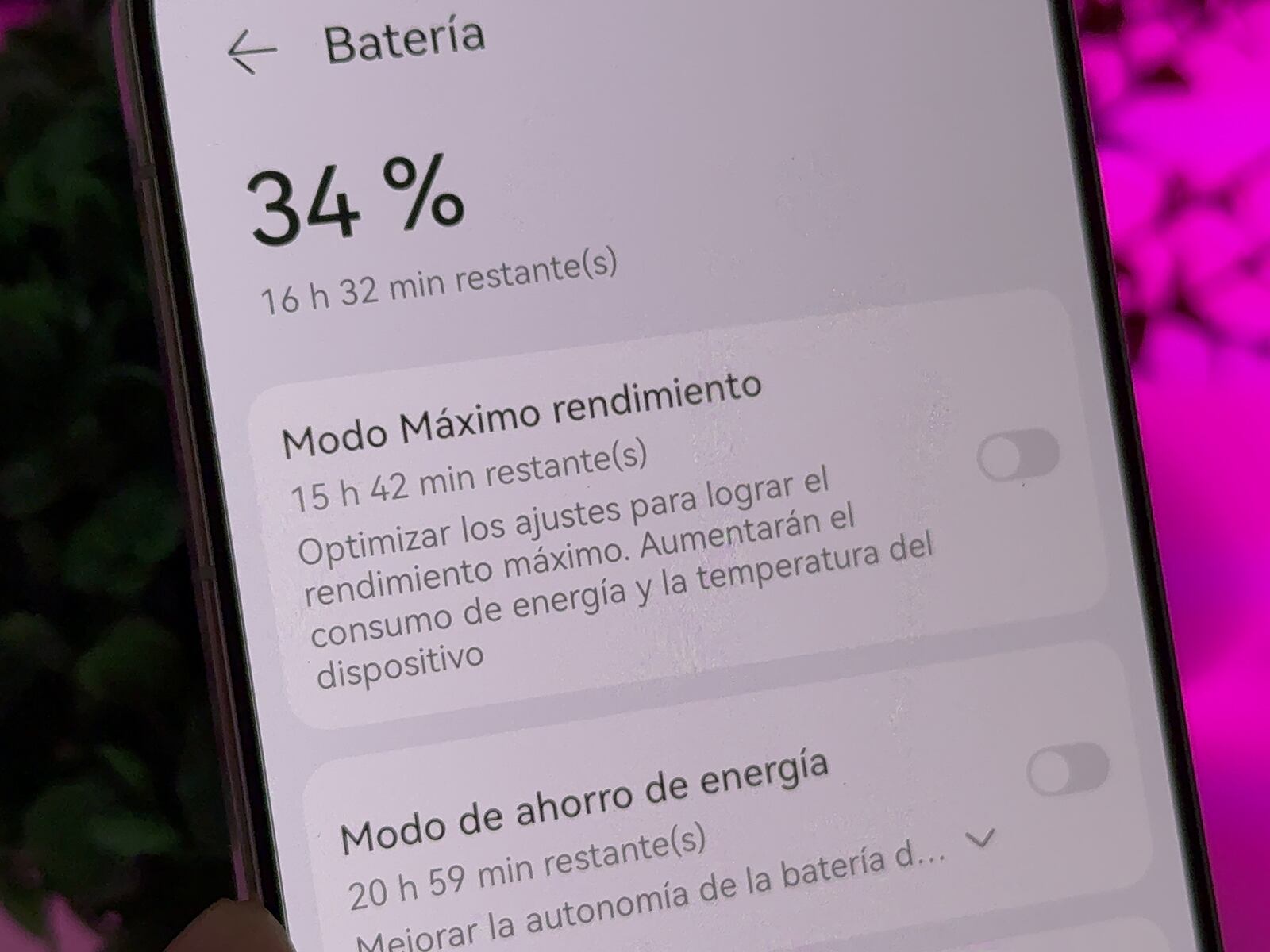 HUAWEI | Si bien no tiene los 5000 mAh que sí llevan los dispositivos de gama media, por lo menos los 4900 están en su sitio. (Foto: MAG - Rommel Yupanqui)
