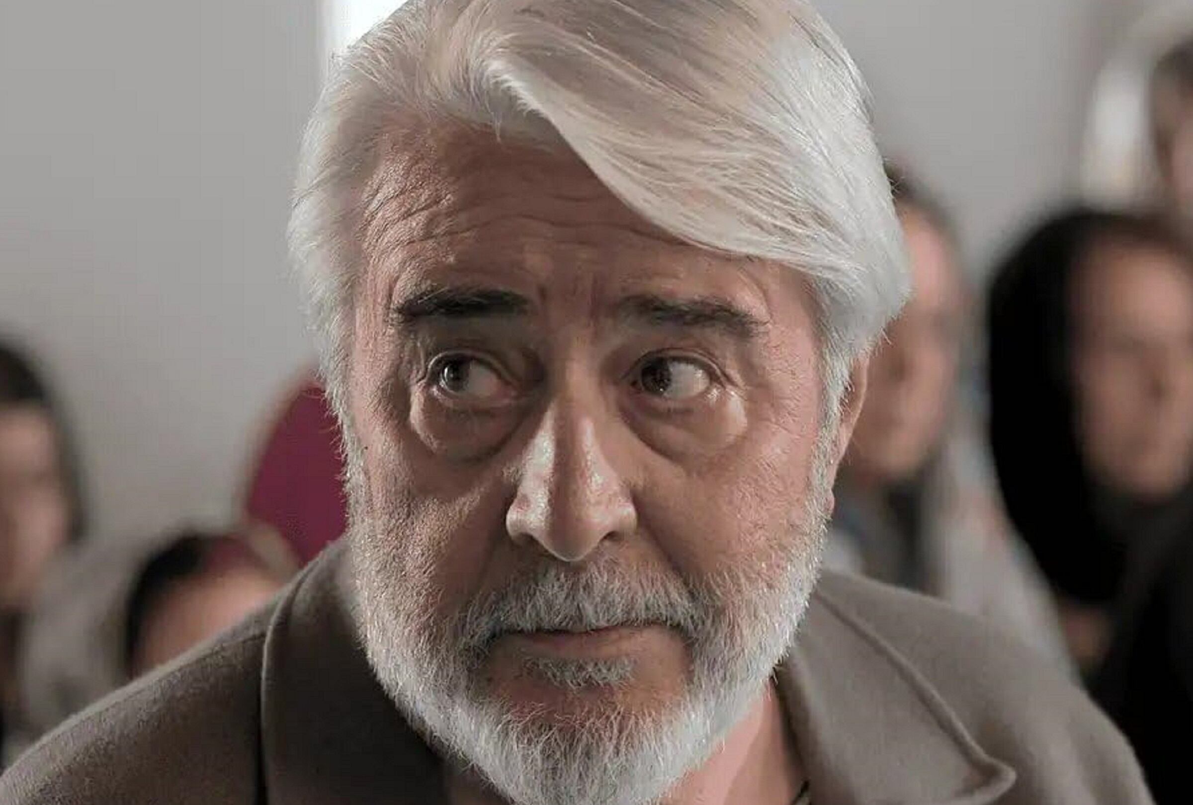 Ugur Yücel interpreta a Refik, el fantasma de un magnate, en la serie turca "La apuesta de mi vida" (Foto: Netflix)