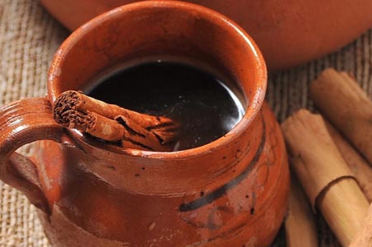 Este café se prepara en olla de barro y se debe ofrecer en tazas o jarros de este mismo material. (Foto: captura YouTube /
Cocina al Natural)