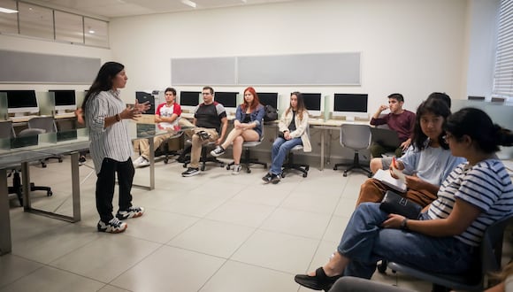 La periodista Mayté Ciriaco, del equipo de ECData de El Comercio,fue una de las expositoras durante la jornada con alumnos de la UPC. Foto. Britanie Arroyo.