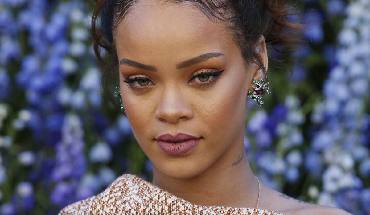 Rihanna posa antes del inicio del desfile de modas de la colección prêt-à-porter Primavera/Verano 2016 de Christian Dior, el 2 de octubre de 2015 en París (Foto: Patrick Kovarik / AFP)